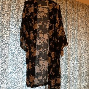 Floral kimono black with white and tan flowers